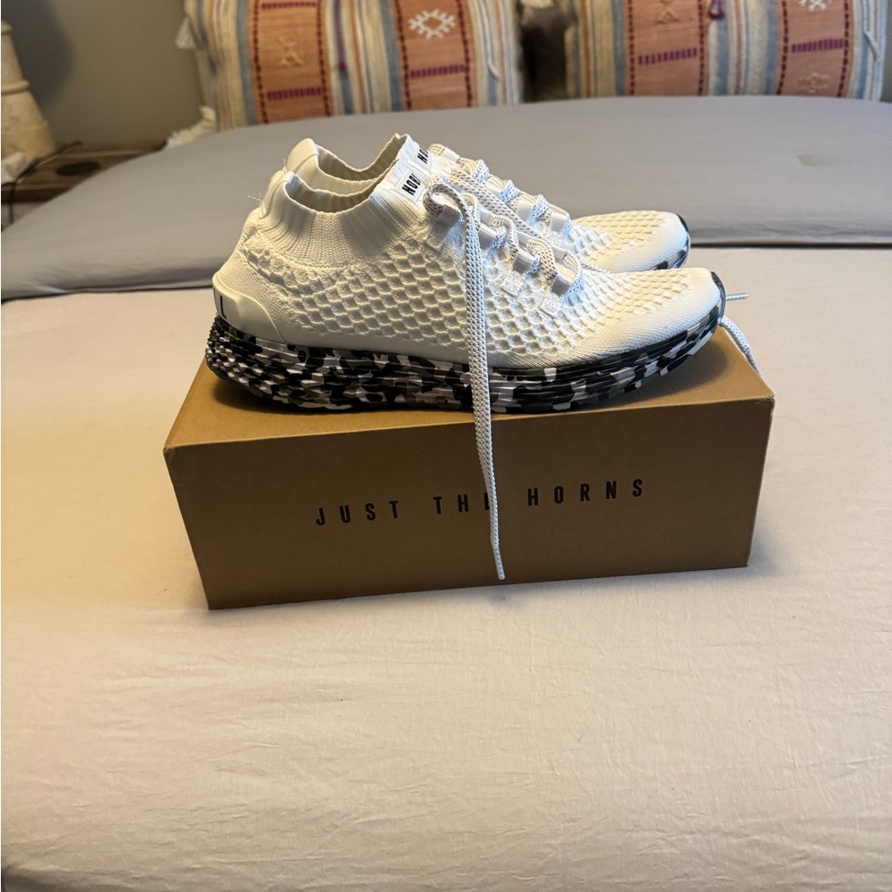 NOBULL Diamond Knit Runners with box!  Size 10!  White with camouflage soles!